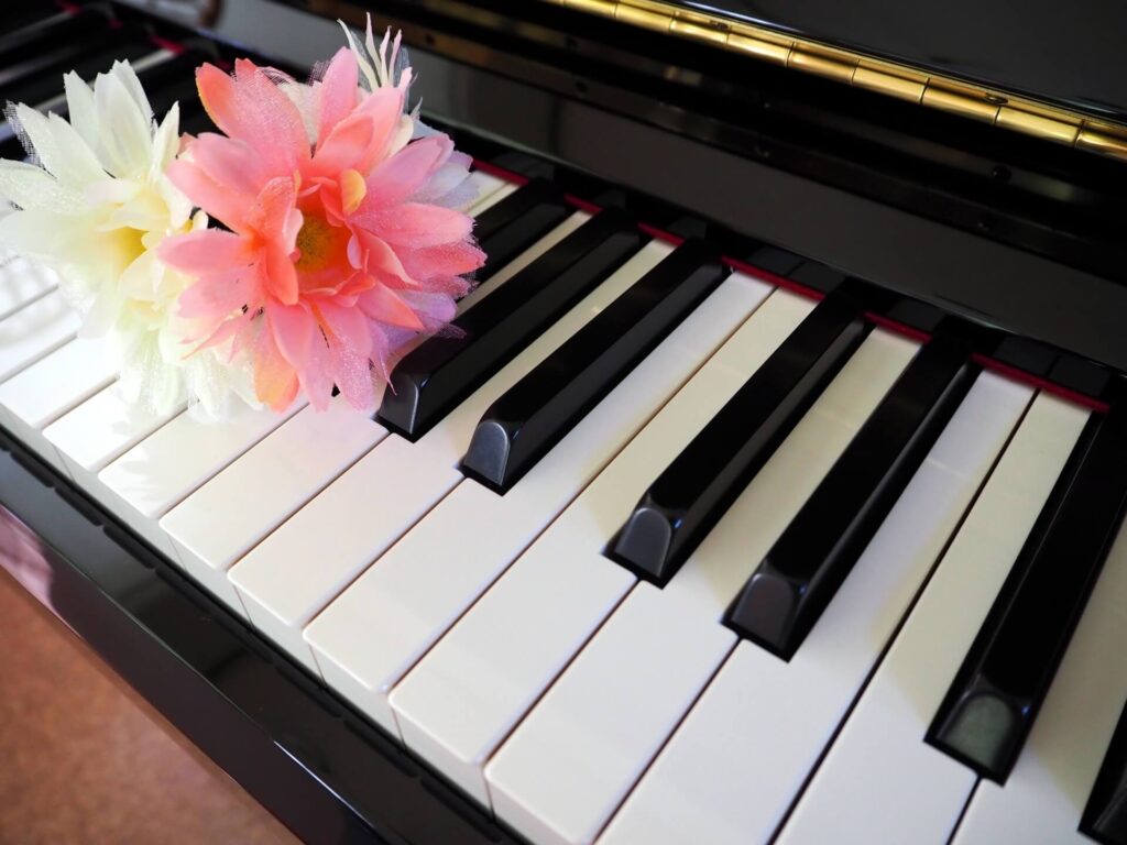 ピアノとお花の画像