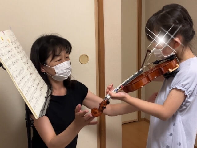 自宅でヴァイオリンのレッスンをしている様子