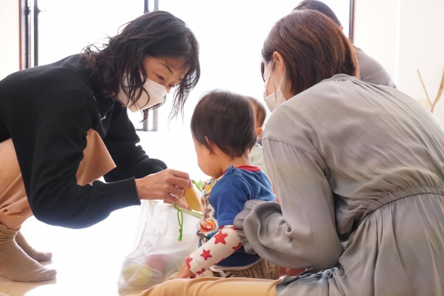 小さな子供と工作をしている様子