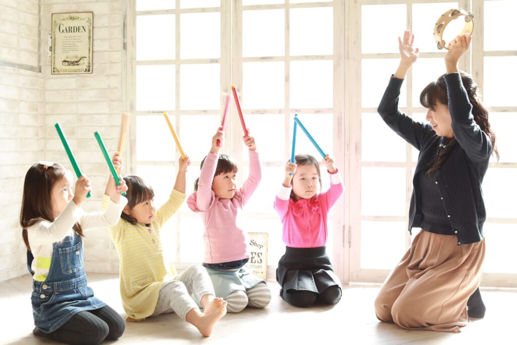 大勢の子供とレッスンをしている様子