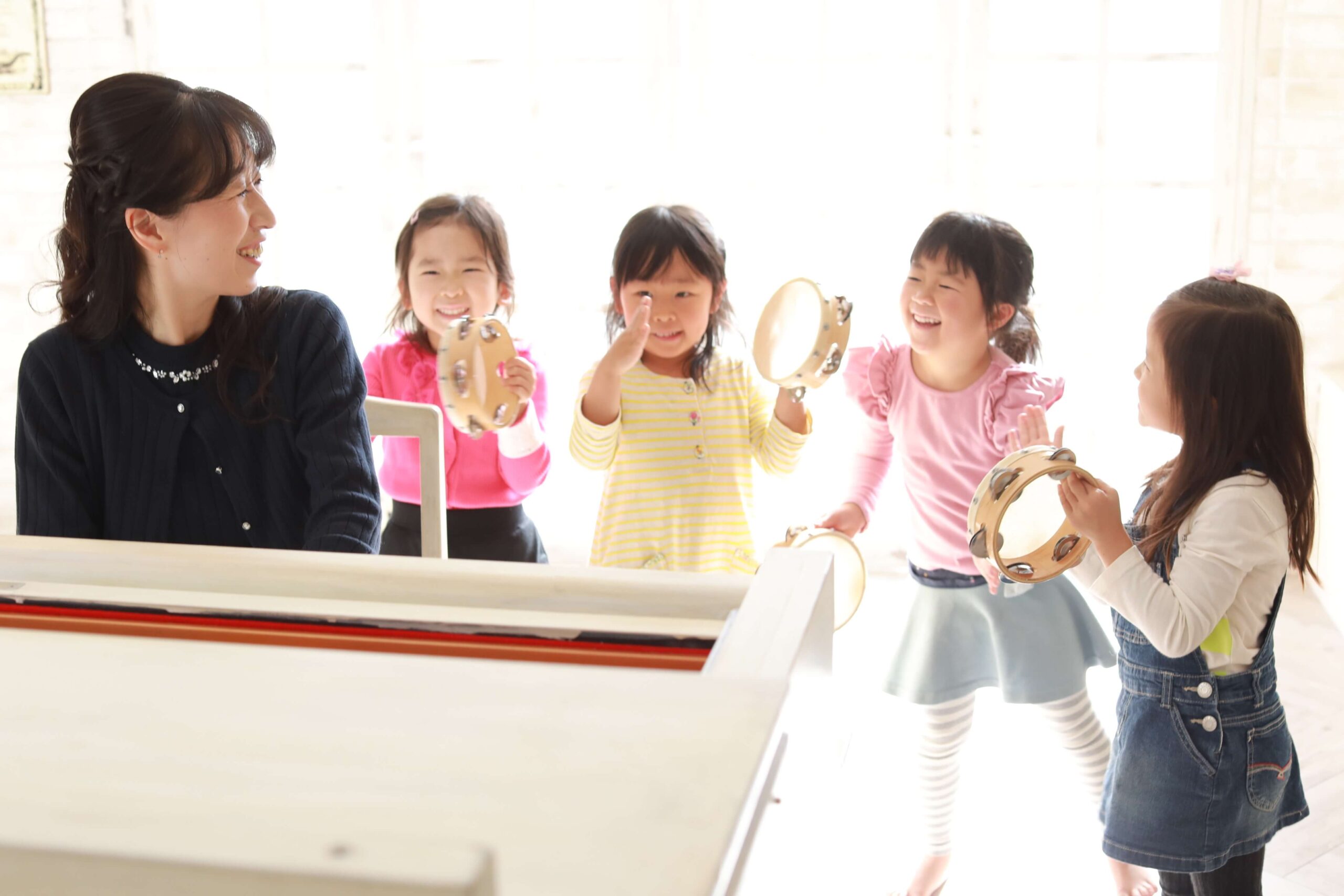 尾﨑 麻由美先生と小さな子供の画像